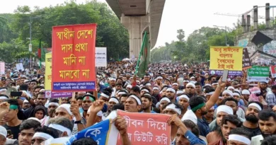 চাকরি জাতীয়করণের দাবিতে আউটসোর্সিং কর্মীদের অবরোধ