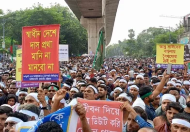 চাকরি জাতীয়করণের দাবিতে আউটসোর্সিং কর্মীদের অবরোধ