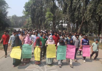 ধর্ষকের মৃত্যুদন্ডের দাবিতে মহাসড়ক অবরোধ ইবি শিক্ষার্থীদের